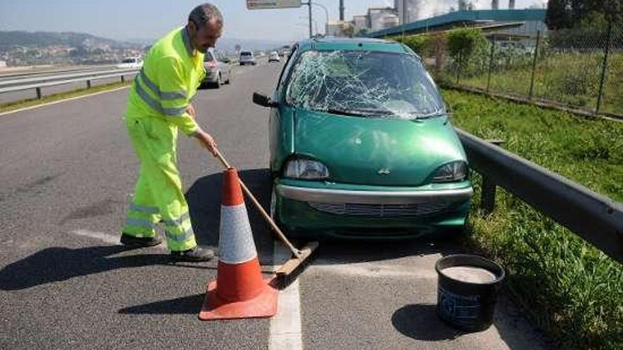 El vehículo que acabó volcando en la autovía de Marín. // G. Santos