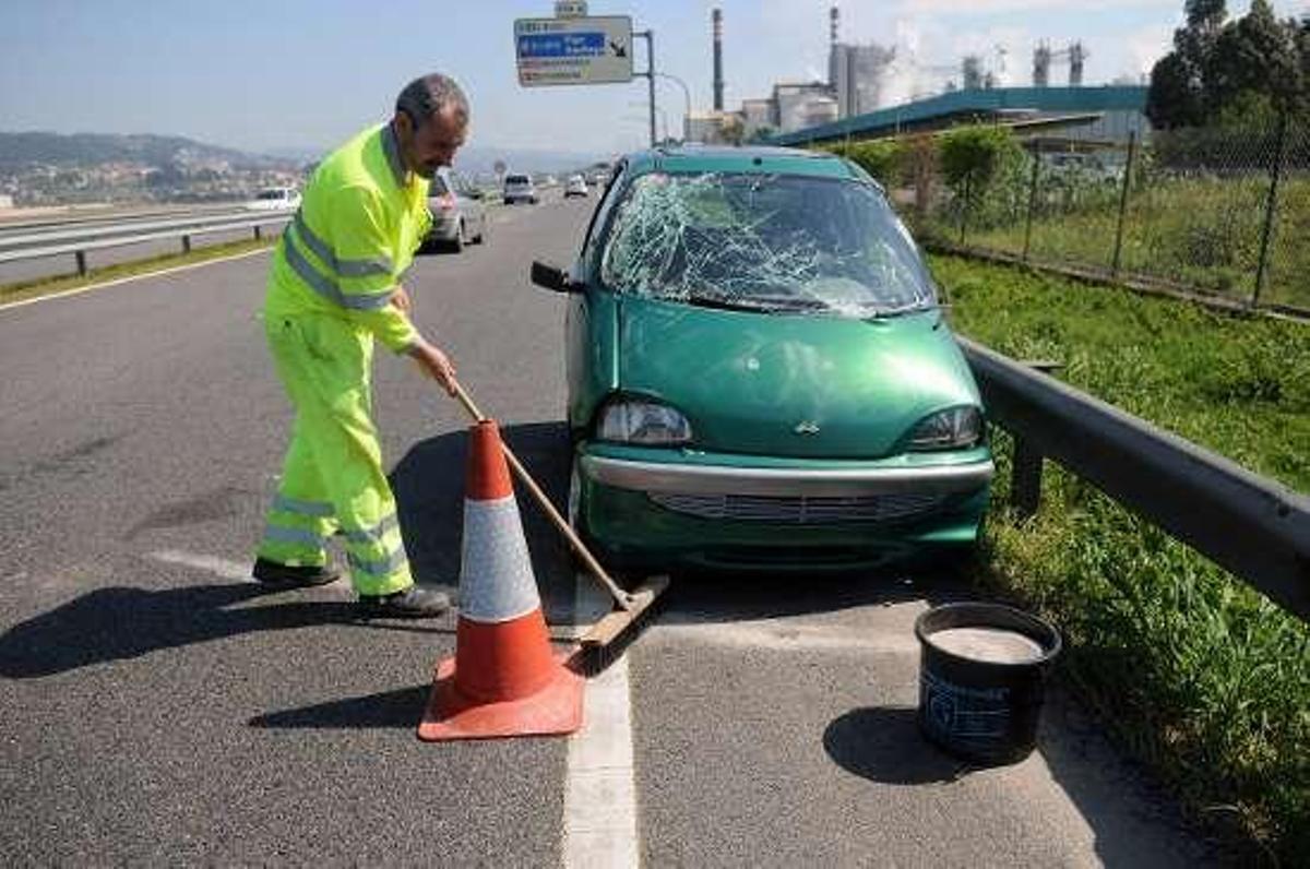 El vehículo que acabó volcando en la autovía de Marín.  // G. Santos