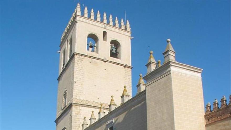 Siete obispos y el cardenal emérito de Sevilla cocelebran la misa crismal en la catedral de Badajoz