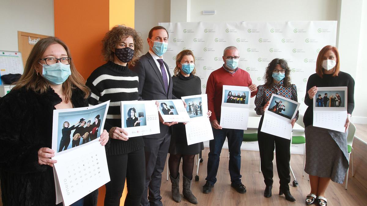 La Asociación Contra el Cáncer de Ourense, AJE y Roberto Verino en la presentación del calendario. //I. OSORIO