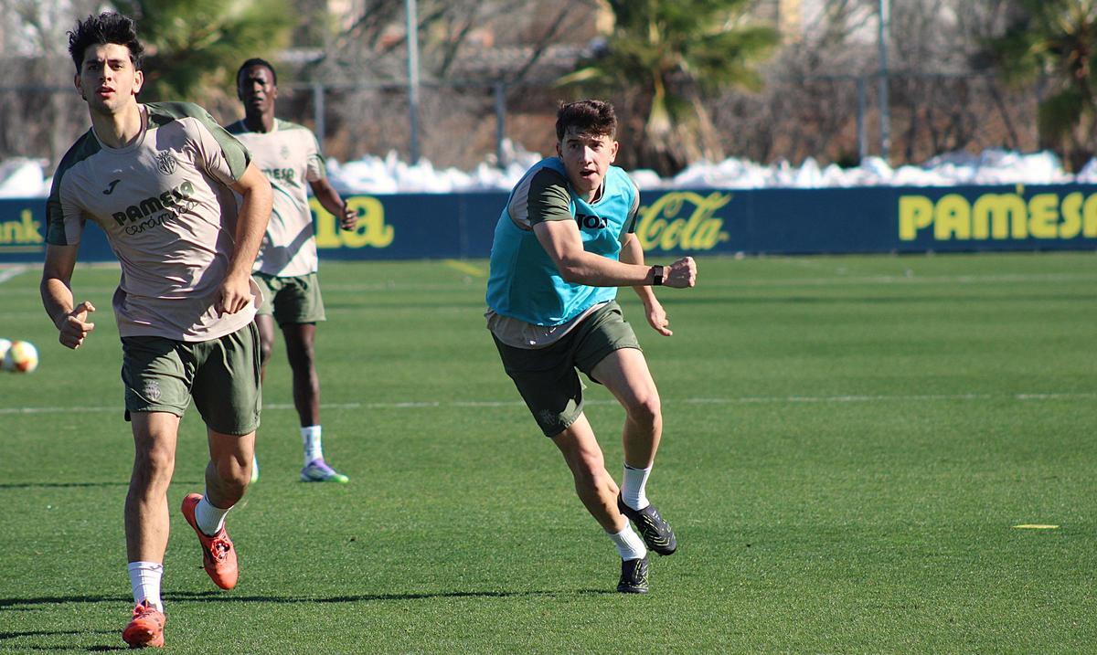Pablo Pascual en una alternativa para el centro del campo del filial amarillo.