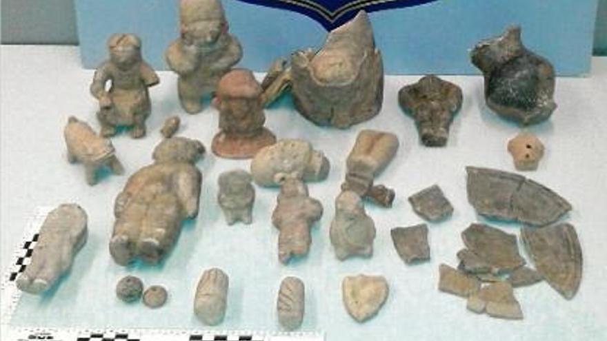 Les figuretes descobertes pels Mossos dins de la furgoneta dels detinguts.