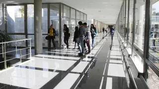 Más trabajar, menos libros: uno de cada tres jóvenes vigueses de entre 15 y 24 años ya no estudia