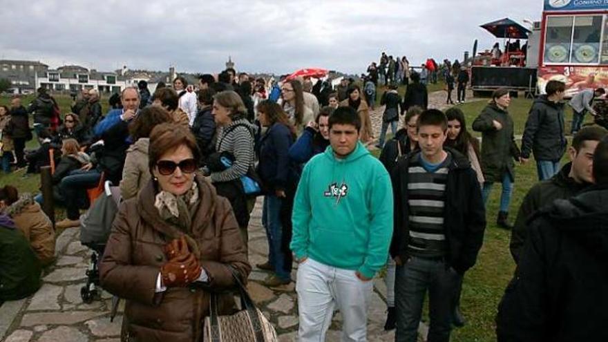 En la imagen superior, Lucía Martiño, Michael Gulley y Borja Agote, junto al monumento en honor de Peter Gulley, en Tapia. A la izquierda, ambiente en la playa. | t. cascudo