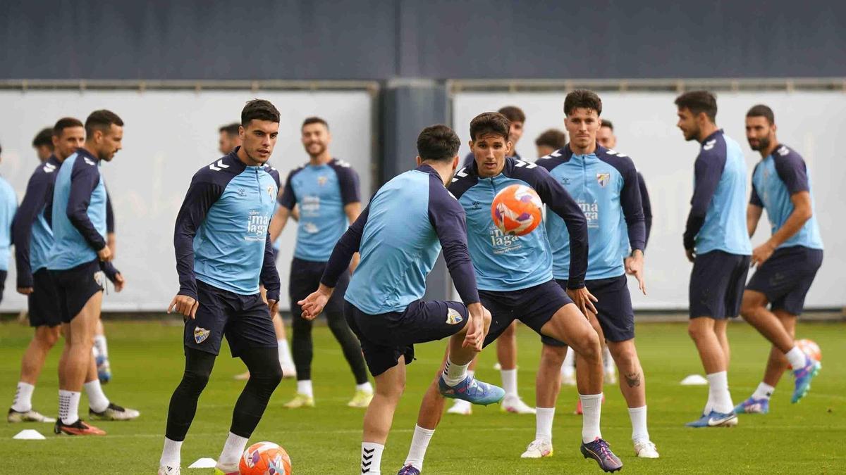 El Málaga CF prepara el partido de este domingo frente al Córdoba en las instalaciones de La Rosaleda.