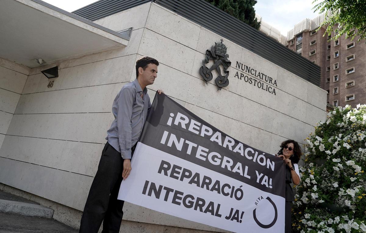 Protesta de Miguel Hurtado y otras víctimas por la visita del Papa León XIV.