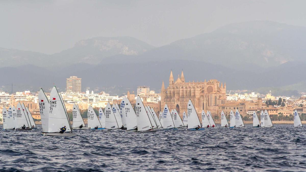 Primera ceñida con 84 embarcaciones en la jornada inaugural del Campeonato de Europa de OK Dinghy