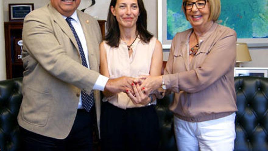 De derecha a izquierda, Adelaida de la Calle; el rector de la Universidad de Sevilla, Antonio Ramírez de Arellano, y Esther Sánchez Manzano, directora general de la Fundación Sando.