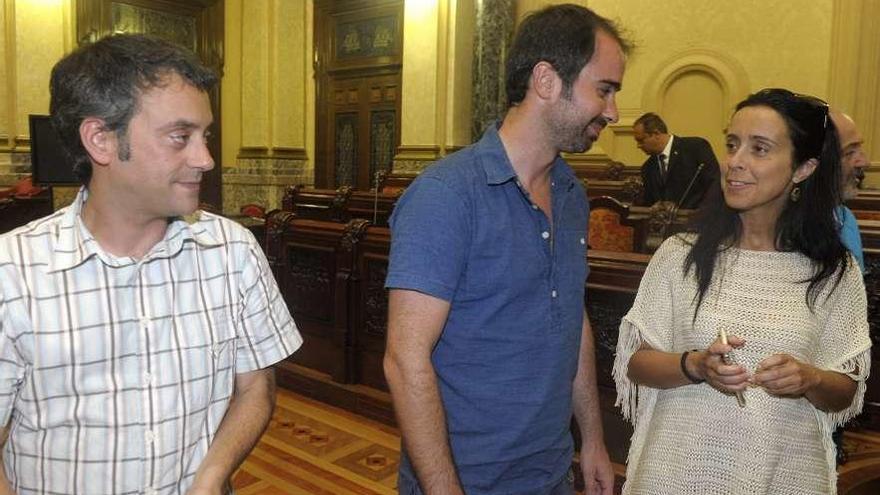 Ferreiro y Neira, con el concejal de Mobilidade en el centro, en el salón de plenos en 2015.