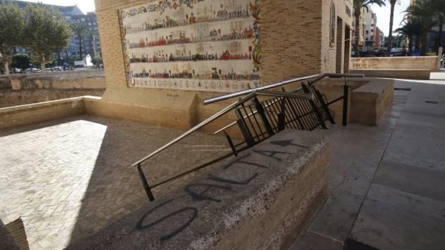 Alzira detecta más grafitis en la muralla de la Plaça Santa María