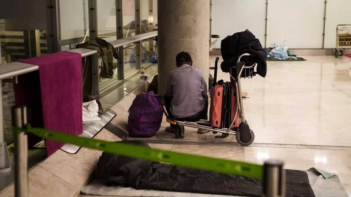 Decenas de personas sin hogar, atrincheradas en Barajas en la primera noche de controles de Aena: "Son seres humanos y hay que tratarlos como tal"