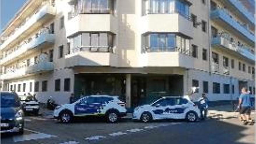 L&#039;operatiu policial ahir a l&#039;edifici del carrer Torres i Bages.