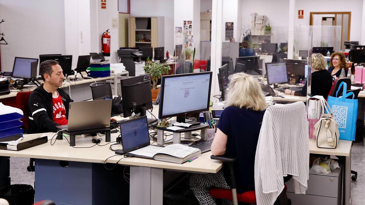 Funcionarios, en su puesto de trabajo