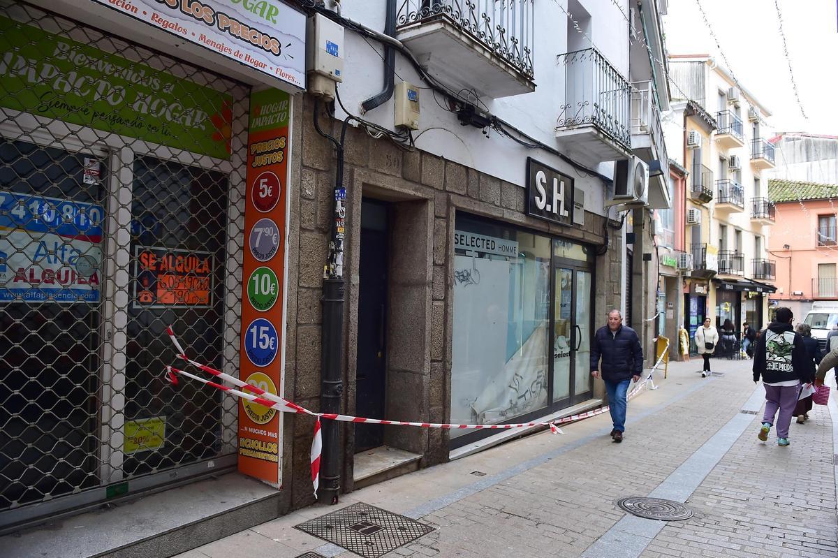 Precinto colocado tras el desalojo de dos edificios en Plasencia al derrumbarse parte de una medianera.