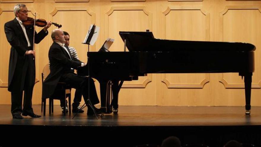 Alexander Vasiliev, violín, y Patxi Aizpiri, piano, durante el concierto de ayer en el teatro Filarmónica.