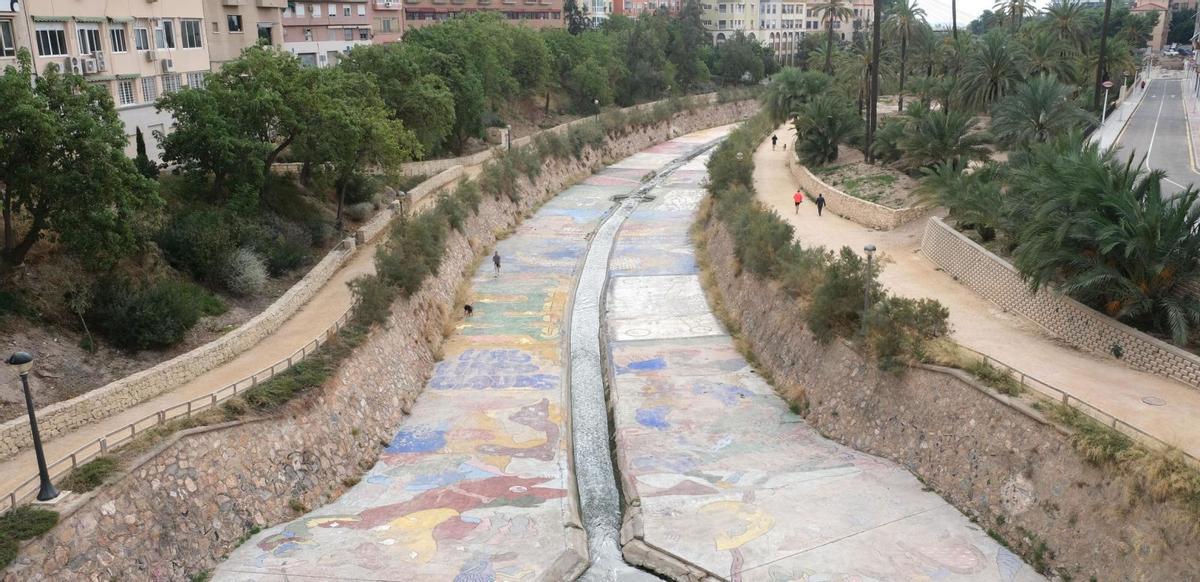 La ladera del río Vinalopó, con varias personas paseando y haciendo deporte por la zona. | ÁXEL ÁLVAREZ