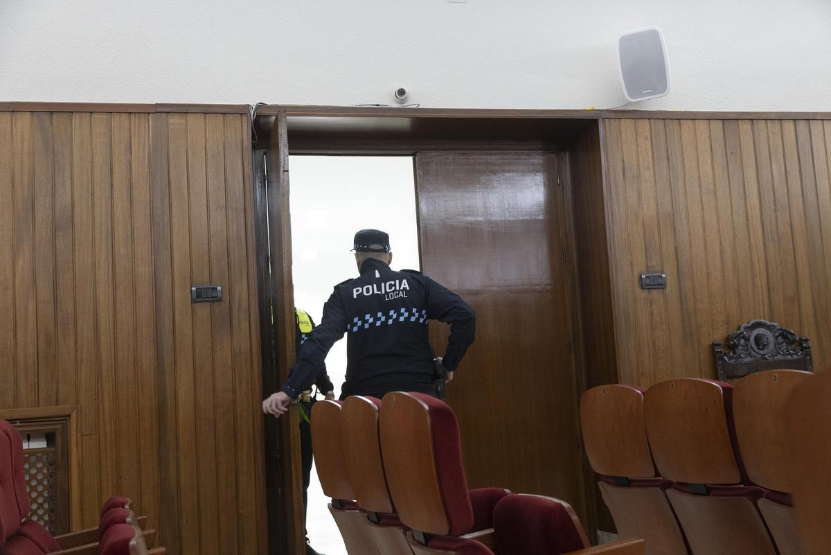 La Policía Local acompaña a un vecino del municipio expulsado del pleno