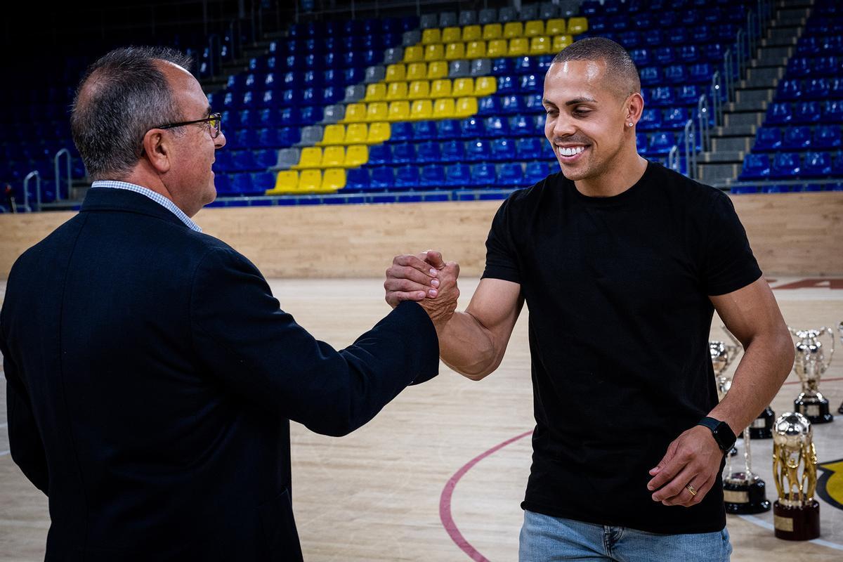 Ferrao, André Coelho y Jesús Velasco se despiden del Barça fotografiándose con todos sus trofeos.