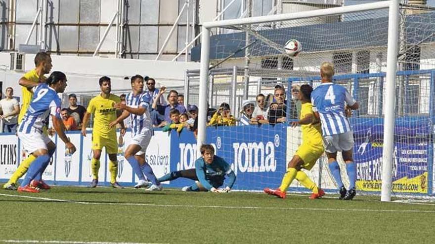 Instante en el que el cabezazo del delantero Rubén Jurado sobrepasa la línea de meta de la portería del Villarreal B.