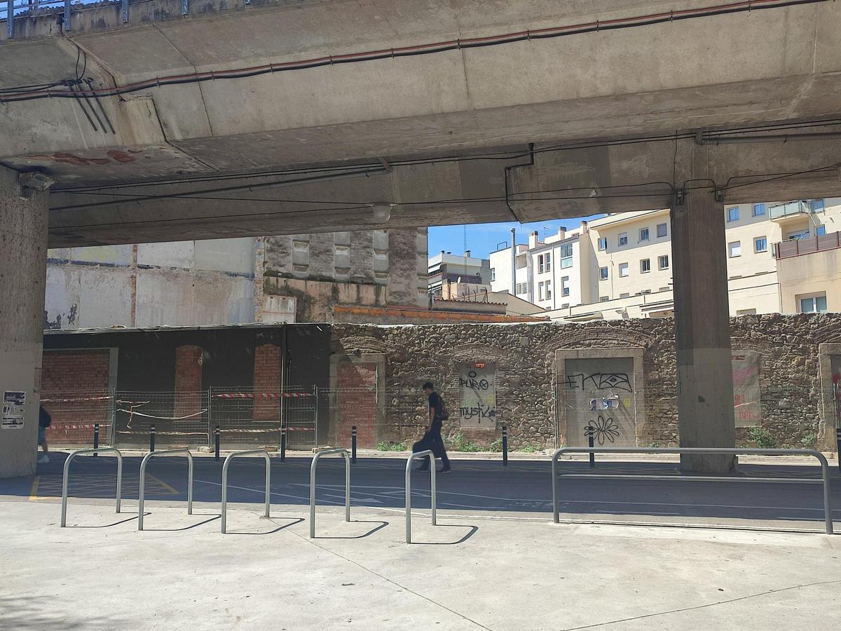 Els murs de l'edifici enderrocat, encara drets.