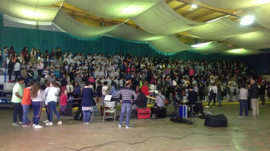 La Cantarella de Roses uneix les veus d&#039;uns 400 estudiants a la plaça Frederic Rahola