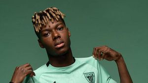 Nico Williams promociona la tercera equipación del Athletic Club