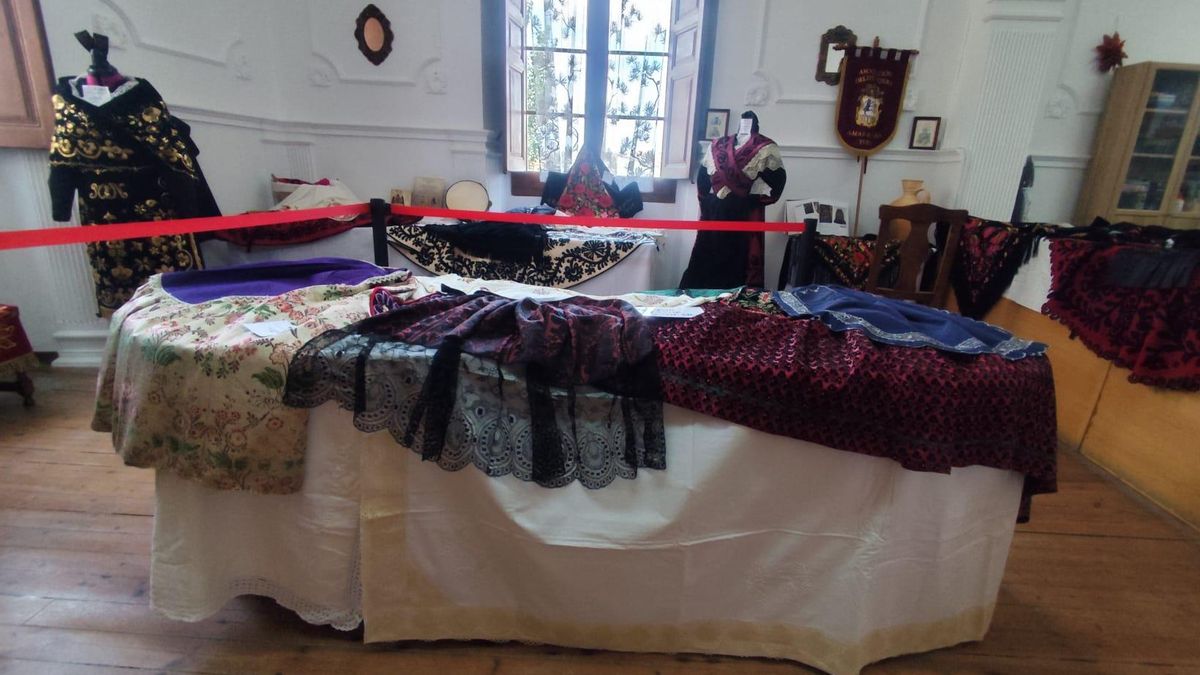 Exposición de indumentaria tradicional y bolillos en la sede de la Asociación de Amas de Casa de Toro.