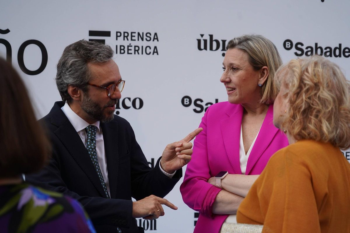 Aitor Moll, consejero delegado de Prensa Ibérica, charla con la consejera de Industria en la Junta de Castilla y León, Leticia García.