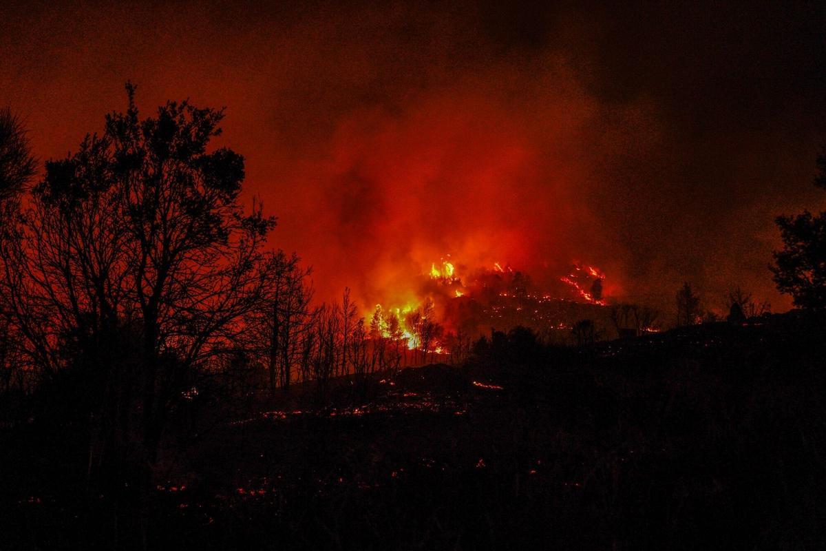 Dos grandes incencios cerca de Atenas obligan a evacuar a miles de personas