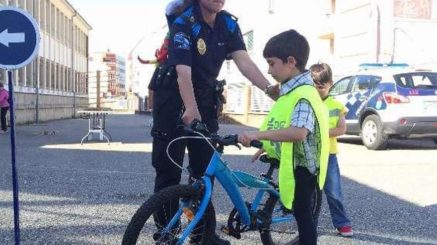 La agente Ana Peña impartiendo clases de seguridad vial en el colegio Rosalía de Castro. // Muñiz