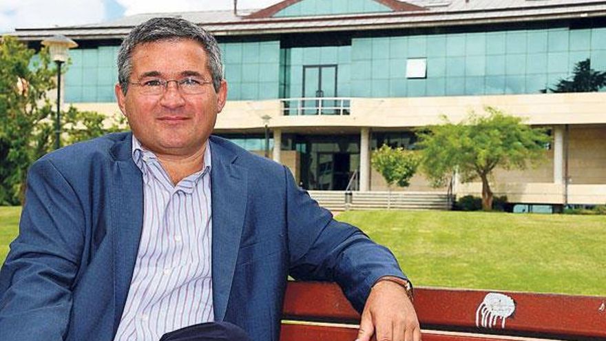 Jose Fervenza Costas (1962) es empresario y ha dirigido la Asociación de Empresarios de Moaña. Lleva desde 2007 siendo la cabeza visible de la oposición al bipartito moañés y es diputado autonómico por el PP desde 2005.