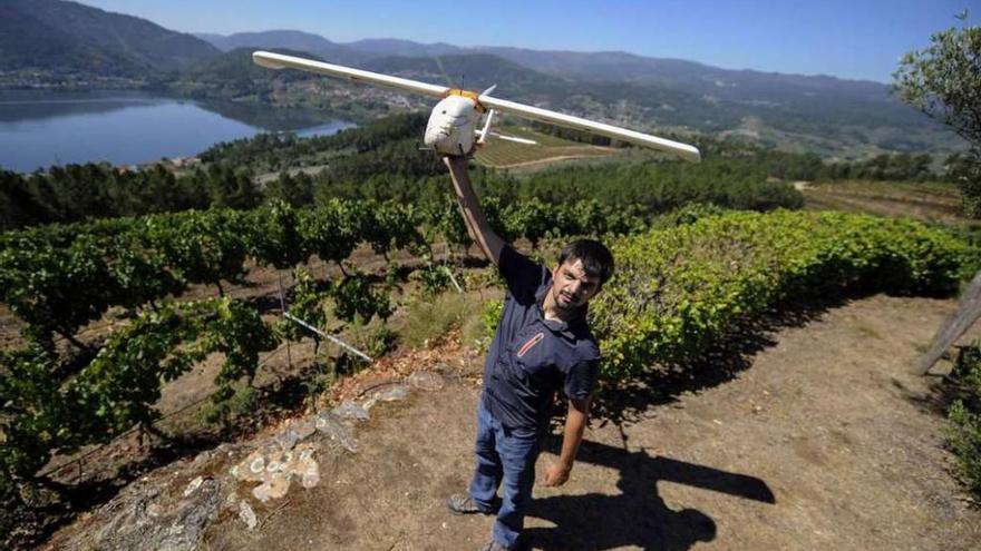 Grabación con un dron de los viñedos de San Cibrao de la bodega Viña Costeira en Ribadavia.