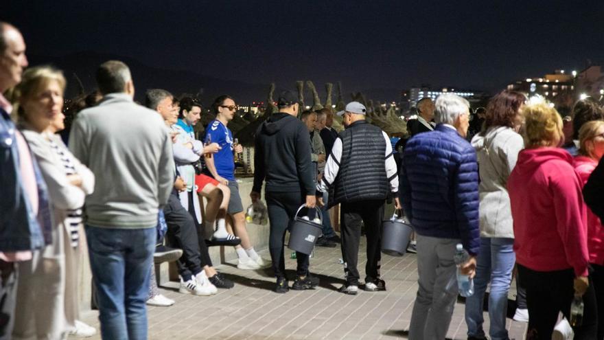 Turistas, al inicio de temporada, y vendedores ambulantes de alcohol, en Playa de Palma. | PERE JOAN OLIVER