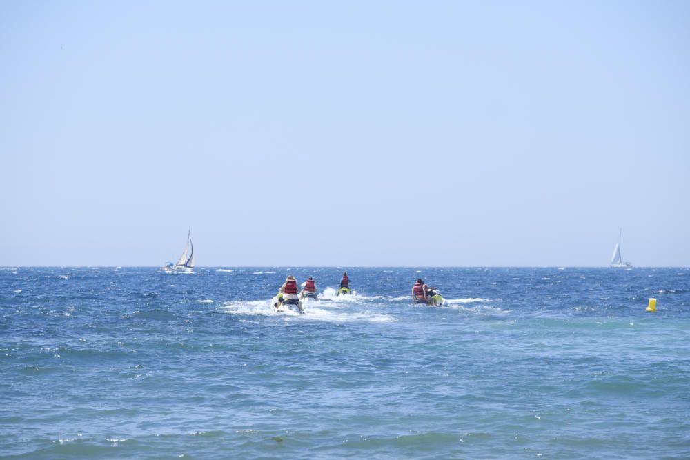 Las 22 empresas homologadas en actividades náuticas y deportivas en Torrevieja mostraron su potencial en la playa de Los Locos