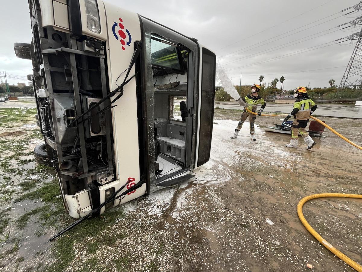 Un autobús volcado, durante el simulacro de un terremoto en Málaga.