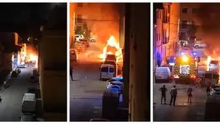 Un incendio originado en un coche afecta a otros vehículos y varias fachadas de bloques de pisos en Moixent