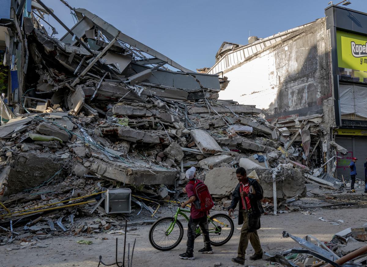 People pass a collapsed building after Monday's earthquake in Pereira, Colombia, on Tuesday, Aug. 11, 2026. The 7.4-magnitude quake, which killed more than 100 people and damaged hundreds of buildings, was the strongest recorded in Colombia in a decade.,Image: 1122361017, License: Rights-managed, Restrictions: , Model Release: no , Credit line: JUAN ARREDONDO / New York Times / Europa Press Editorial licence valid only for Spain and 3 MONTHS from the date of the image, then delete it from your archive. For non-editorial and non-licensed use, please contact EUROPA PRESS. JUAN ARREDONDO / New York Times / Europa Press / ContactoPhoto 11/08/2026. JUAN ARREDONDO / New York Times / Europa Press / ContactoPhoto;DESTRUCTION;LATAM;SOUTH AMERICA;NATURAL DISASTERS;SEARCH AND RESCUE;RUBBLE;COLLAPSE;First responders amid the ruble of a collapsed building after Monday's earthquake in Pereira, Colombia
