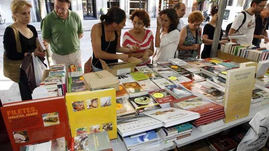 Público en la XXI Edición de la Feria del Libro Antiguo.  // Marta G.Brea