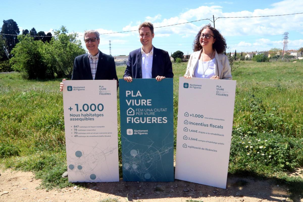 c09d85ac 006d 4D'esquerra a dreta, el regidor d'Hisenda, Ramon Pastoret, l'alcalde de Figueres, Jordi Masquef, i la regidora d'Habitatge, Núria Bartolich, als terrenys del sector Ronda.fa5 9fc2 1d68b2658bb3 (1)