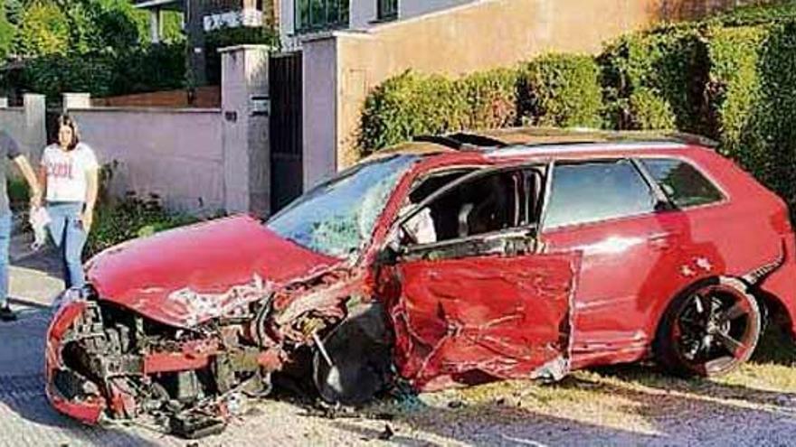 Uno de los coches implicados en el accidente a la entrada de Sada.