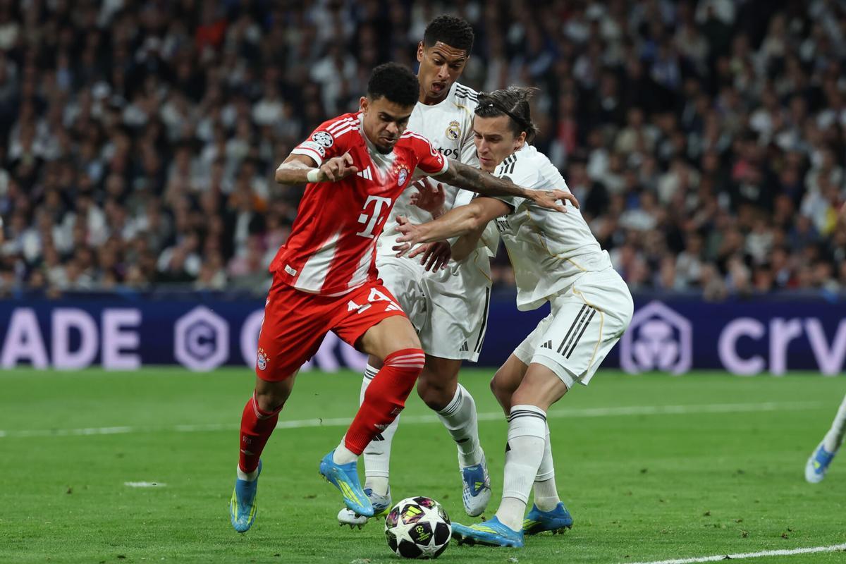 Luis Díaz, junto a Carreras, en el partido entre el Real Madrid y el Bayern de Múnich