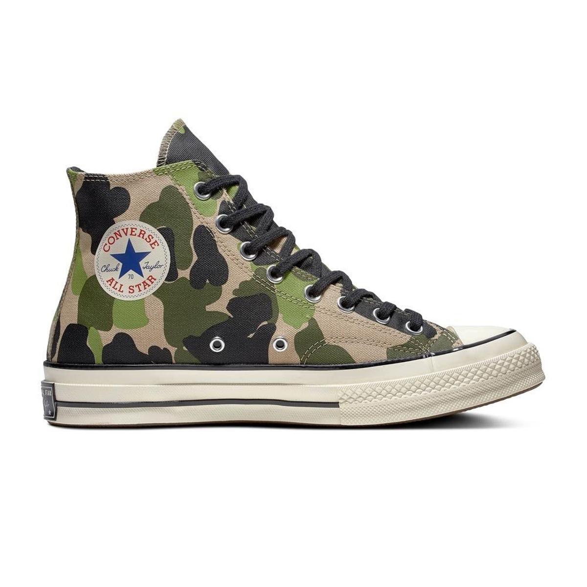 Zapatillas Converse con estampado militar. (Precio Recomendado de Venta: 90 euros)