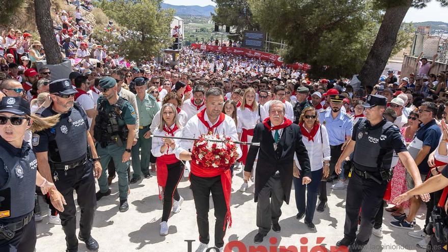 Bandeja de flores y ritual de la bendición del vino en las Fiestas de Caravaca