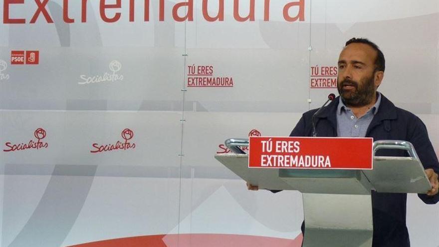 El PSOE de Extremadura asegura que los pactos Podemos-IU &quot;no preocupan para nada&quot; porque el &quot;adversario&quot; es el PP