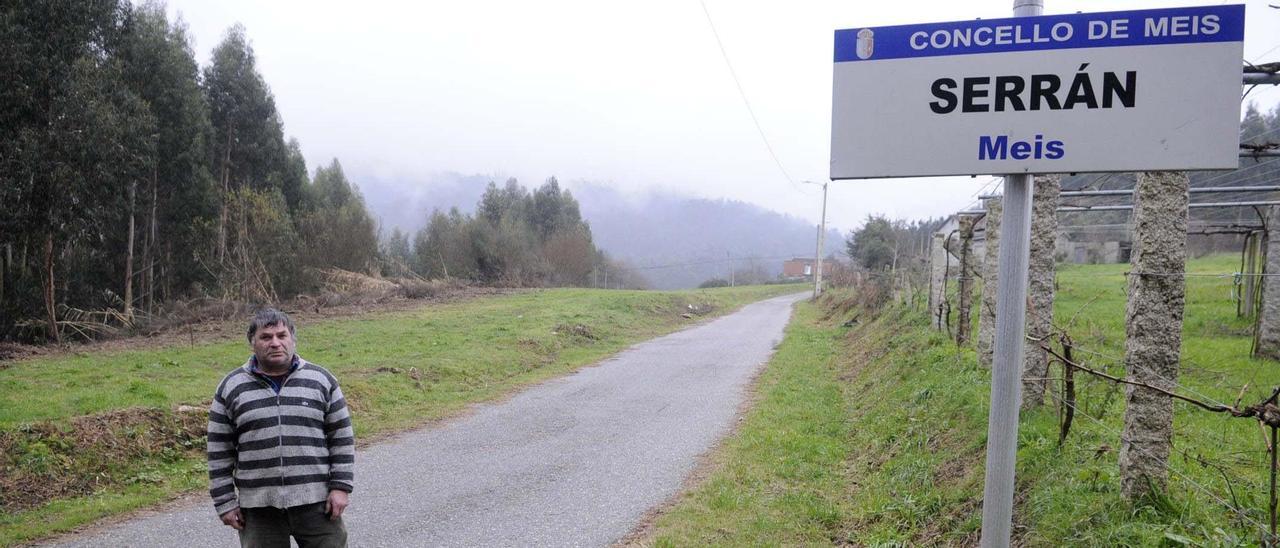 Imagen de archivo de un vecino en la carretera de acceso a Serrán, un pequeño núcleo de población de Meis.