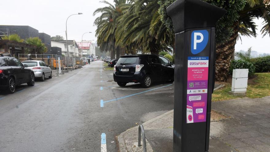 Zona azul en la avenida de las Américas en Santa Cristina, el pasado verano. |   // CARLOS PARDELLAS