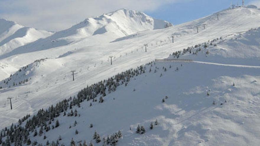 Vista aérea de las pistas del Cogulla con el fondo del Pico Gallinero de la estación de Esquí de Cerler