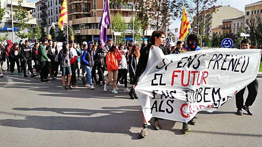 Una setantena d&#039;estudiants tallen a Manresa la carretera de Vic