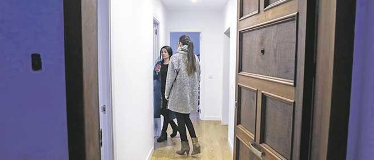 Romina Cherini, de Afripay Inmobiliaria, enseña un piso a una clienta el viernes en la zona de s´Escorxador.