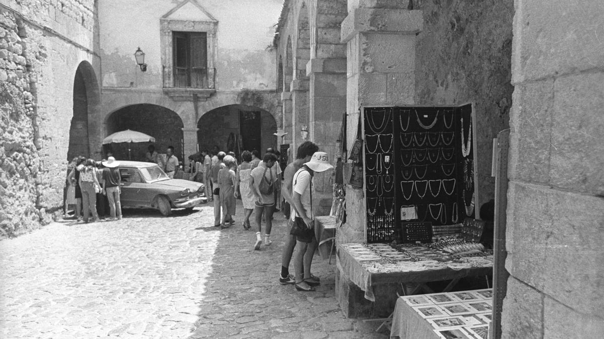 Turistas en el Pati d’Armes de Dalt Vila a finales de los años 70.
